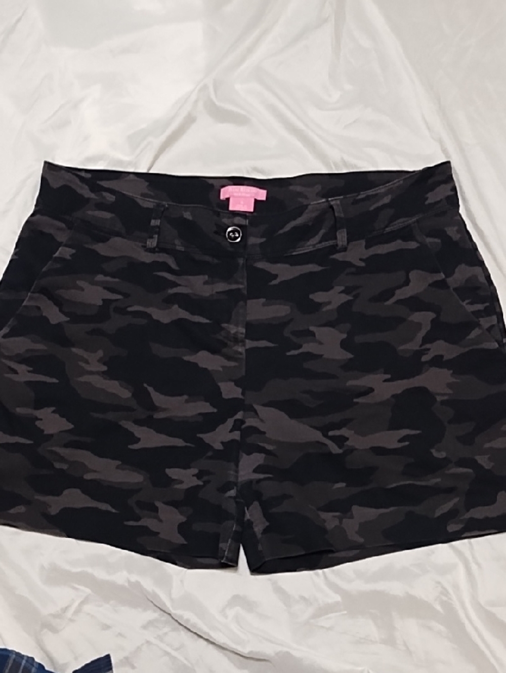 Isaac Mizrahi Camo Print Women’s Shorts. Sz 14